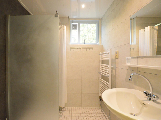 Bathroom 3, Holiday Home in Stramproy near Nature, Weert