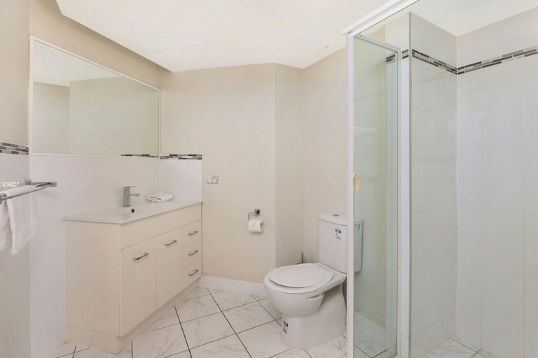 Bathroom 5, Palmerston Tower Holiday Apartments, Gold Coast