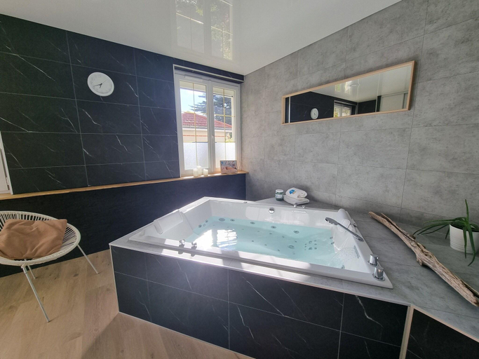 Bathroom, Le Grand Large, Loire-Atlantique