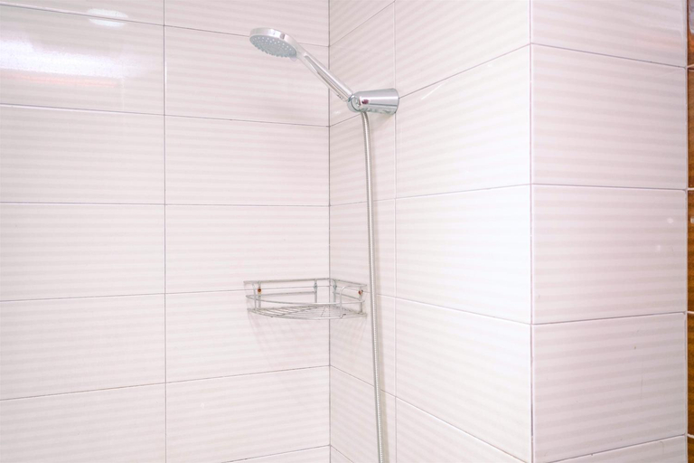 Bathroom 4, Warm Studio at Margonda Residence 3 By Travelio, Depok