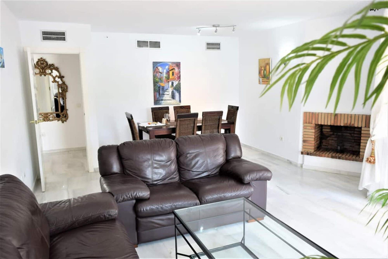 Room 4, Bright 2 Bedroom First Floor F-4, Málaga