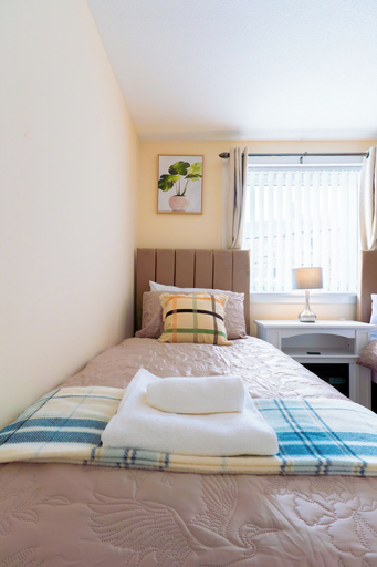 Room 5, Lovely & Bright 2-Bed Apartment, Highland