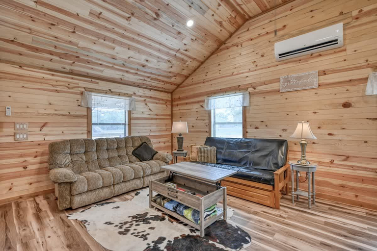 4, Cozy Cabin Firepit and Grill & 10 mins to Main St, Gillespie