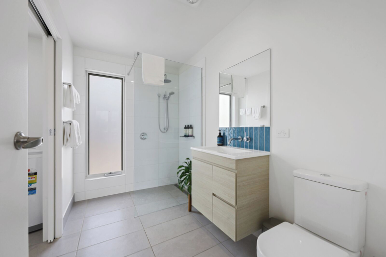 Bathroom 3, Eastern Reef Cottages, Corangamite - South