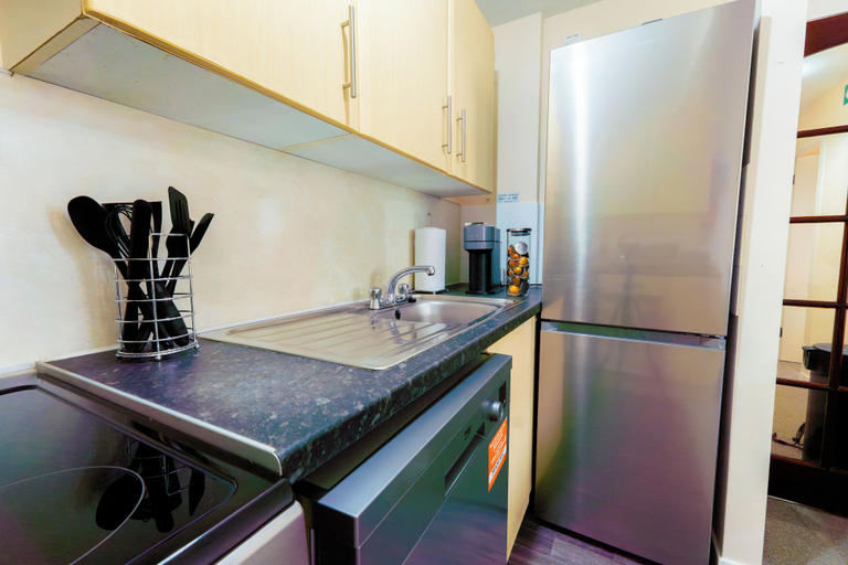 Private kitchen 4, Lovely & Bright 2-Bed Apartment, Highland