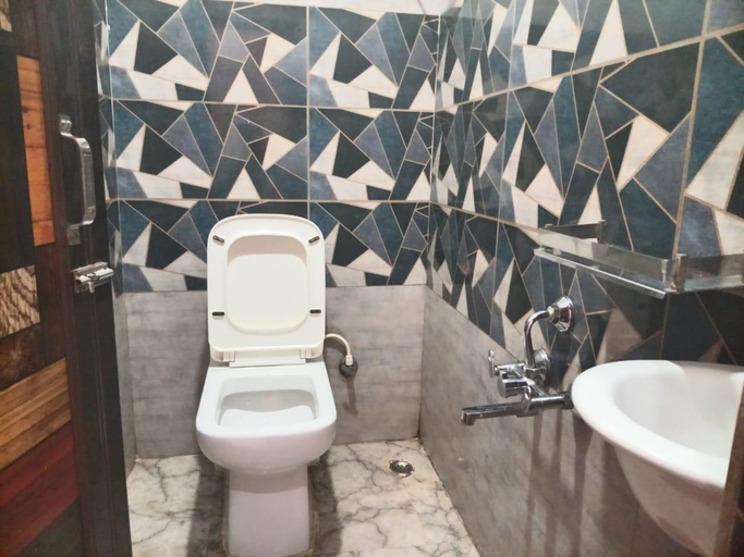 Bathroom 3, DETEEX HOTEL BABLI, Kolkata