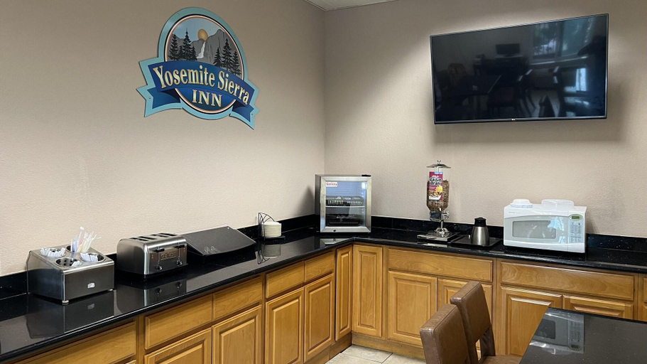 Food & Drinks 5, Days Inn Oakhurst Yosemite, Madera
