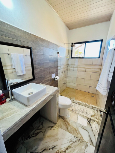 Bathroom 2, Olas de Oro Nosara, Nicoya
