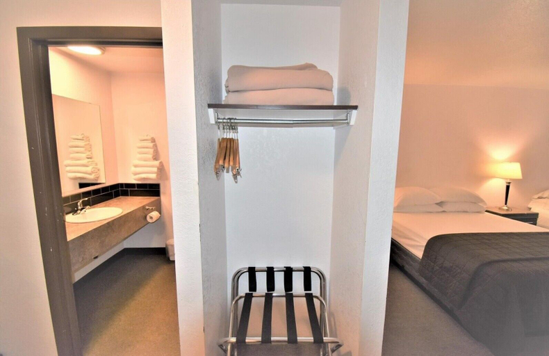 Room 5, Willowbend Hotel, Division No. 4