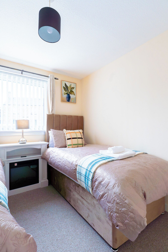 Room 2, Lovely & Bright 2-Bed Apartment, Highland