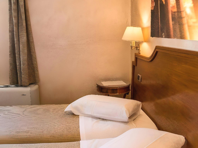 Bedroom 3, Kent, Rome