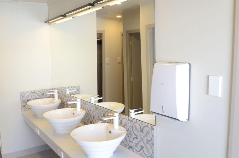 Bathroom 3, Bridge Backpackers, Nelson