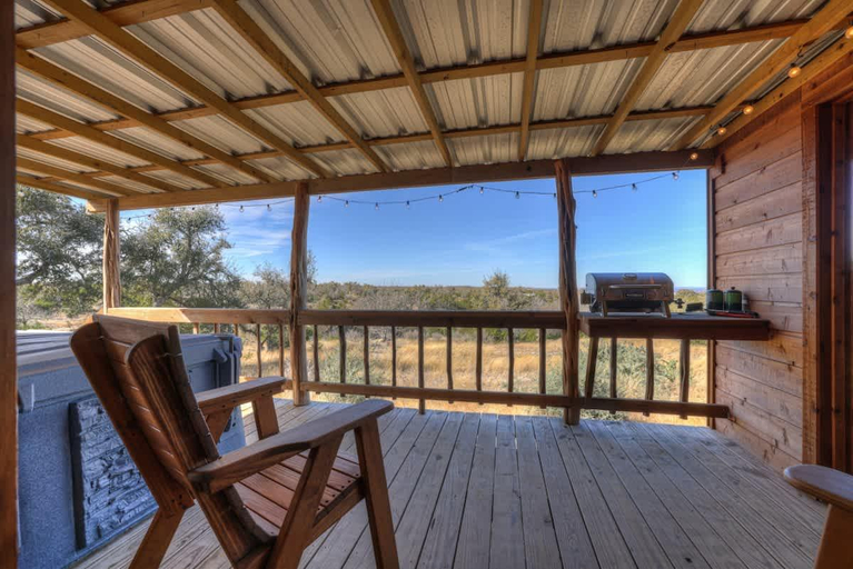 Others 5, Mesquite Cabin with Hot Tub & Hill Country Views, Gillespie