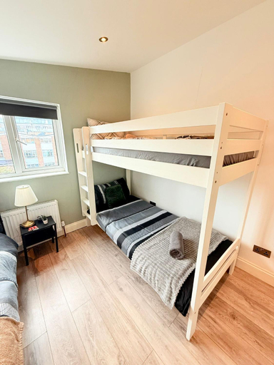 Bedroom 2, 15 min to Central London Guest Suites 22, London