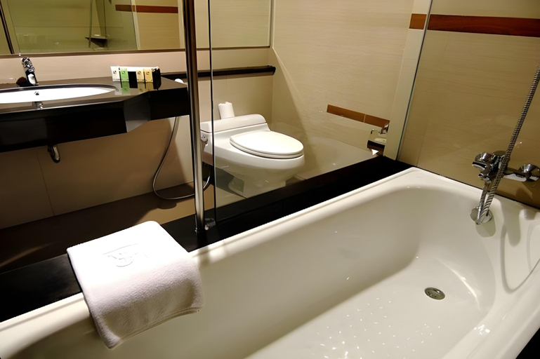 Bathroom 5, Swiss-Belhotel Rainforest, Kuta, Badung