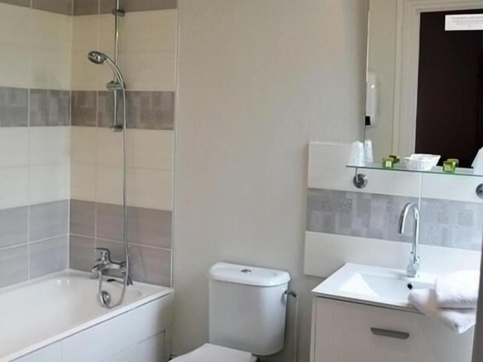Bathroom 4, Grand Hotel de Bourbon-Lancy - Spa et Restaurant - Logis, Saône-et-Loire