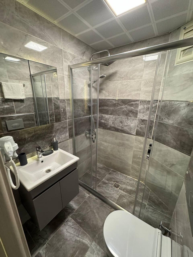 Bathroom 4, Refletion of the Bosphorus, Beşiktaş