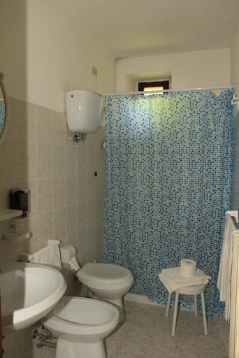 Bathroom 3, Hotel La Quiete, Perugia