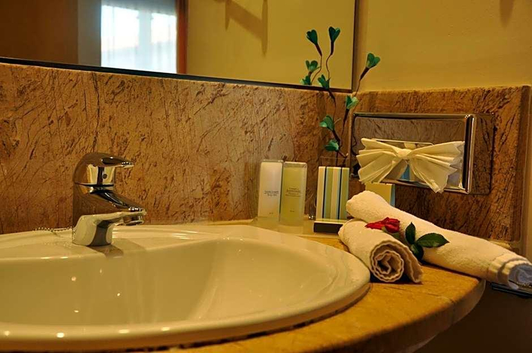 Bathroom 5, Ohtels Islantilla, Huelva