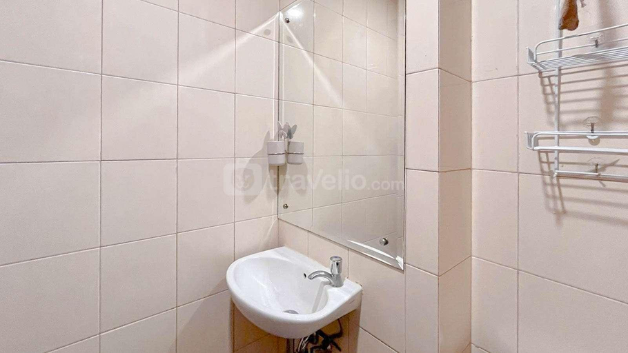 Bathroom 3, Comfort Studio Room at Vida View By Travelio, Makassar