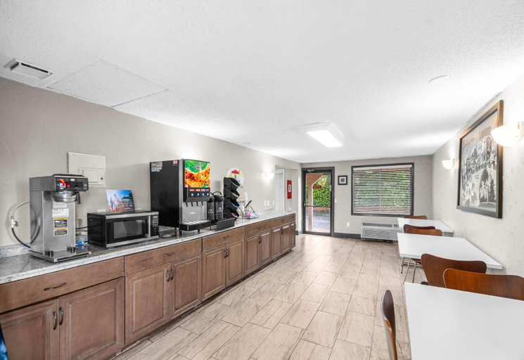 Food & Drinks 5, Super 8 by Wyndham Lantana West Palm Beach, Palm Beach