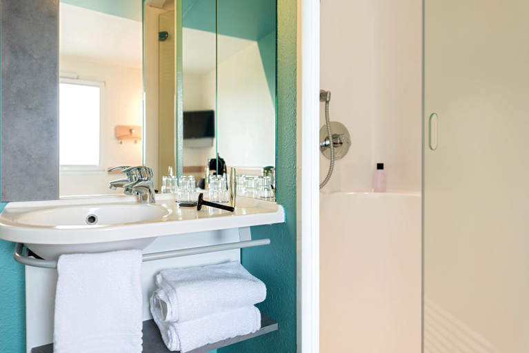 Bathroom, B&B HOTEL Regensburg-Ost, Regensburg