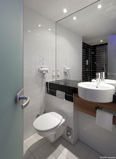 Bathroom 3, Premier Inn Dresden City, Dresden