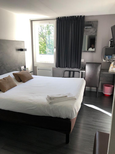 Bedroom 3, Logis Hotel Lons-le-Saunier - Restaurant Le Grill, Jura