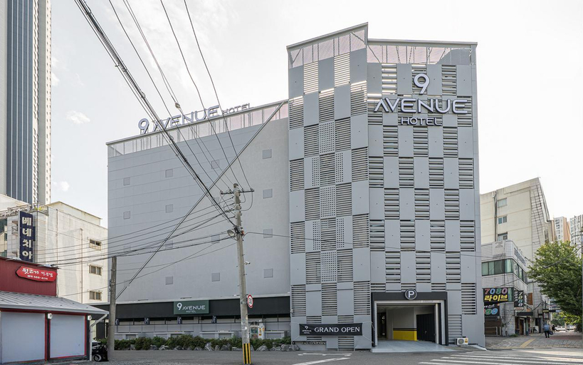 Exterior & Views