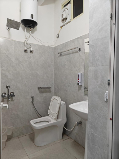 Bathroom 2, Bed iN Mountain - BNM Stays, Chamoli