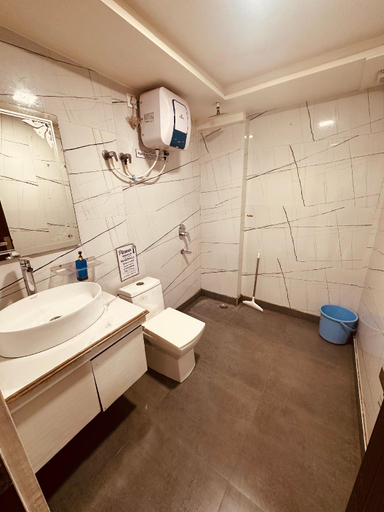Bathroom 4, Taj Guest House, Agra
