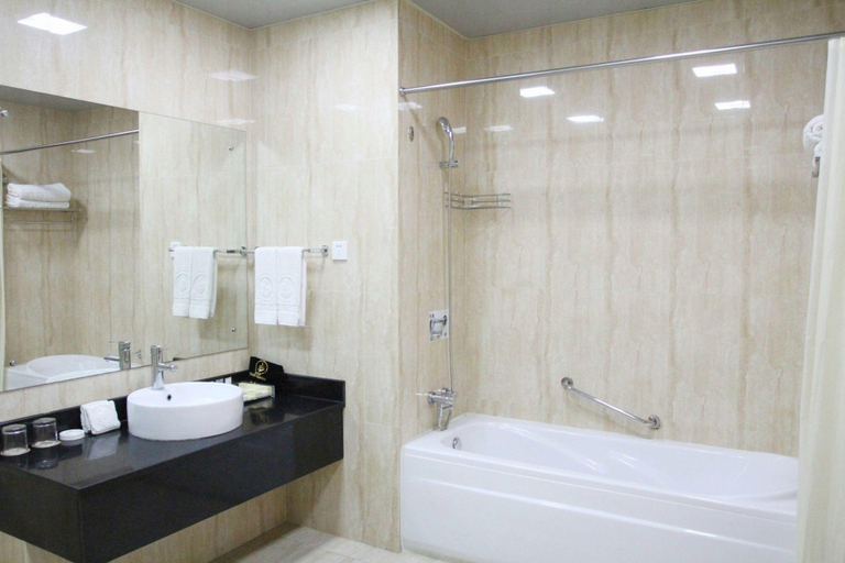 Bathroom 5, Sogecoa Golden Peacock Hotel, Lusaka