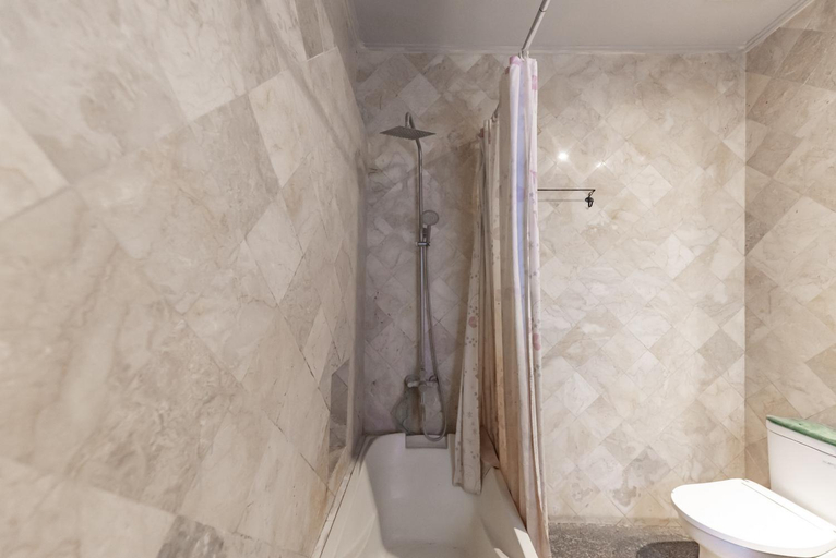 Bathroom 5, Casa de Apple Dago Bandung by RedDoorz, Bandung