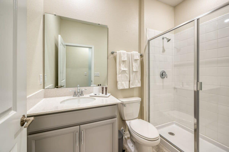 3, Chic 3BR Modern Condo, Spacious & Mickey-Themed, Osceola