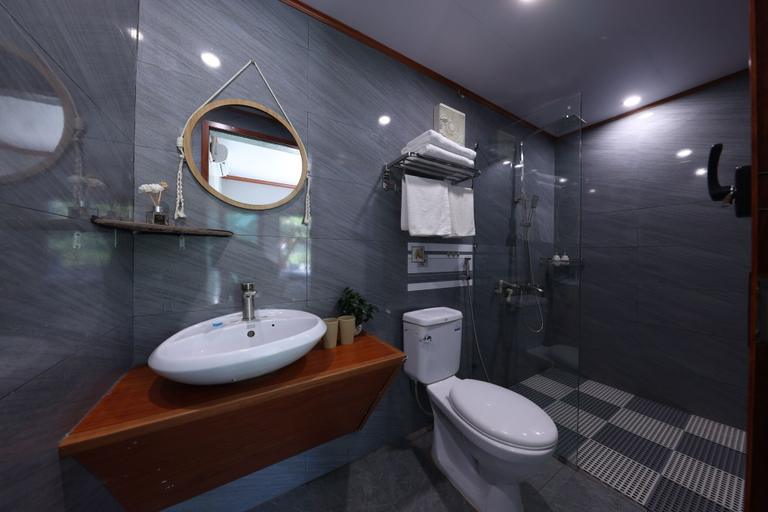 Bathroom 3, Cat Ba Serena Homestay And Swimming Pool, Cát Hải