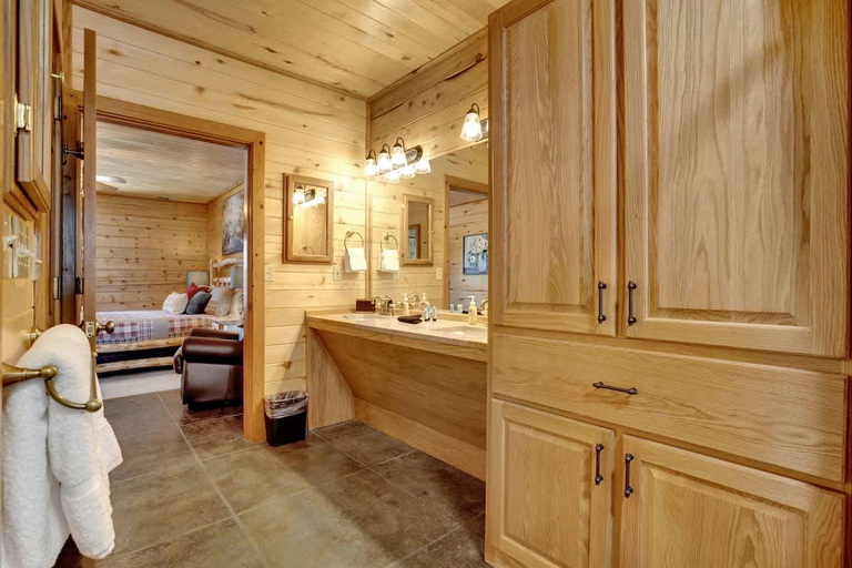Exterior view 3, Shady Lane Lodge: Hot-Tub and Game Room Wheelchair Access, Gillespie