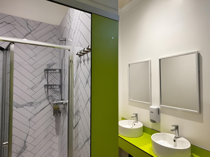 Bathroom 4, Cowgate Hostel, Edinburgh