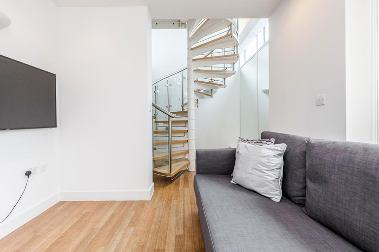 Others 2, Spacious Excel London Apartment with Balcony, River View and Parking Sleeps 8, London