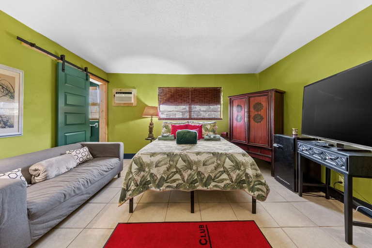 Bedroom 3, Blue Bell Apartment Hotel, Broward
