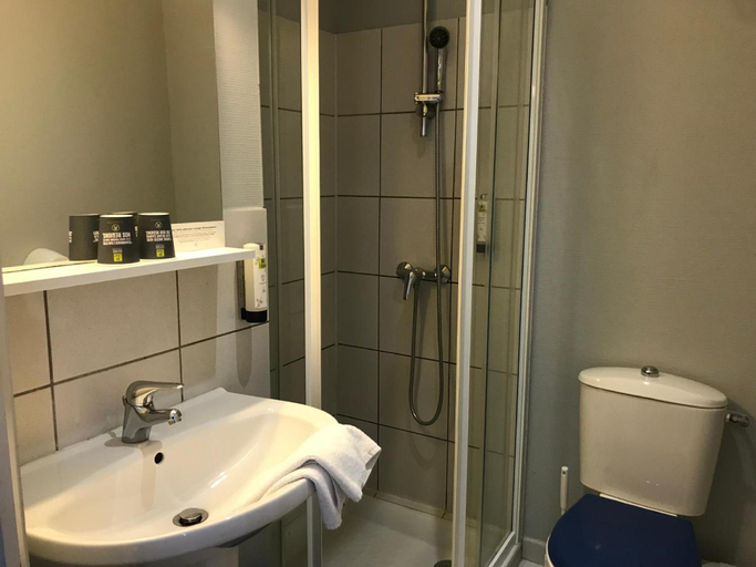 Bathroom 3, LOGIS -Hotel & Restaurant de la Place, Calvados
