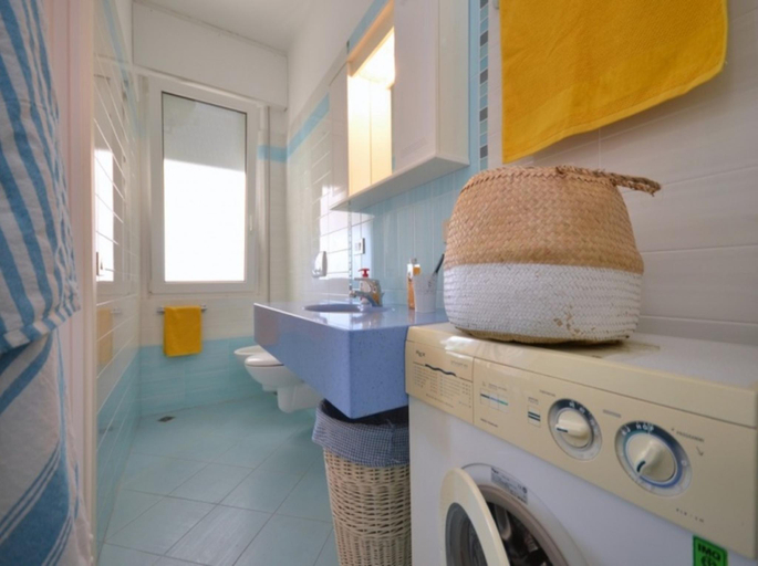 Bathroom 3, Ideally Located Holiday Apartment in Bibione, Venezia