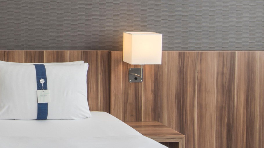 Bedroom 2, Premier Inn Heidelberg City Centre, Heidelberg