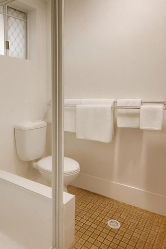 Bathroom 2, Cooks Endeavour Motor Inn, Tweed Heads