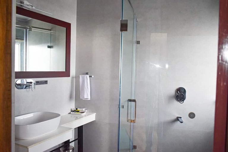 Bathroom 4, La Das Treetops, Darjiling