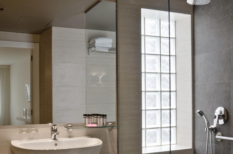 Bathroom 4, Pol & Grace Hotel, Barcelona