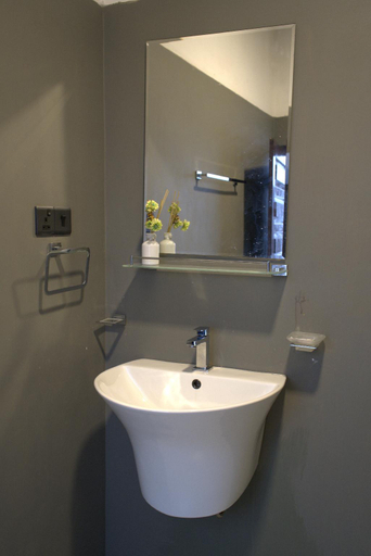 Bathroom 5, Murphy's Villa, Katana
