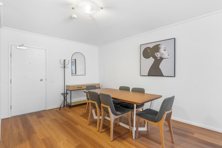 Others 1, Luxe 2-Bed Apartment with River Views Near Casino, Melbourne