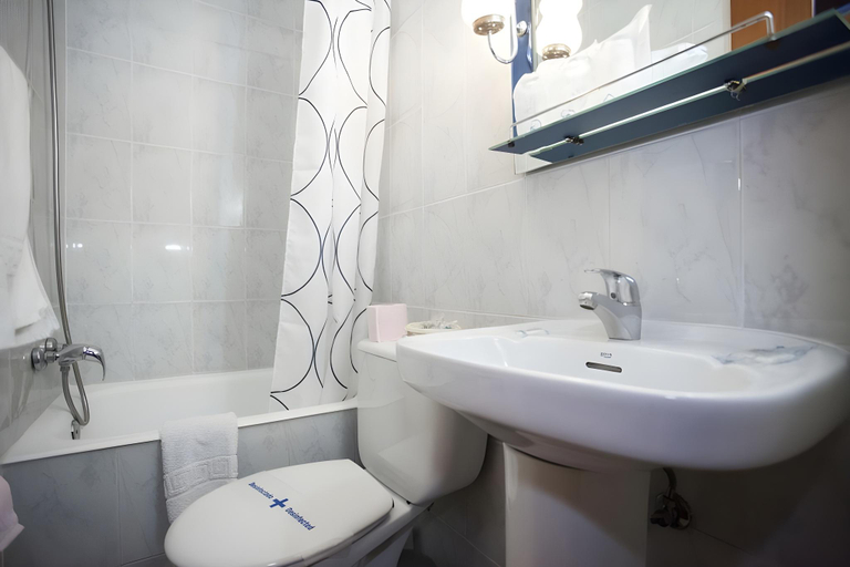 Bathroom 4, Hostal Chelo, Madrid