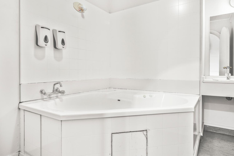 Bathroom 4, Albion Hotel, Waitakere