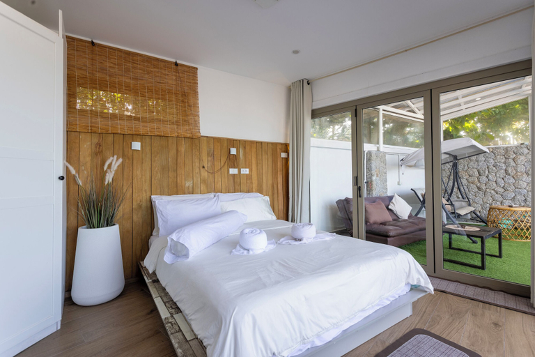 Room 4, Built on the Beach 4BR 5star Resort V221, Phuket Island